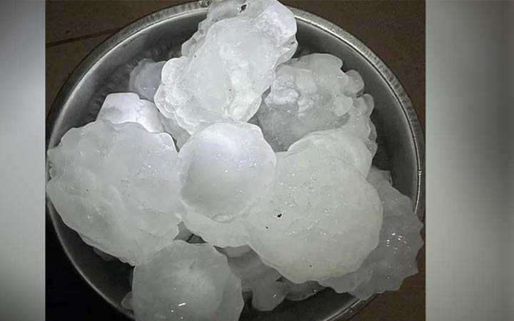 বৃষ্টির সঙ্গে পড়ল ২৫০ গ্রাম ওজনের শিলা