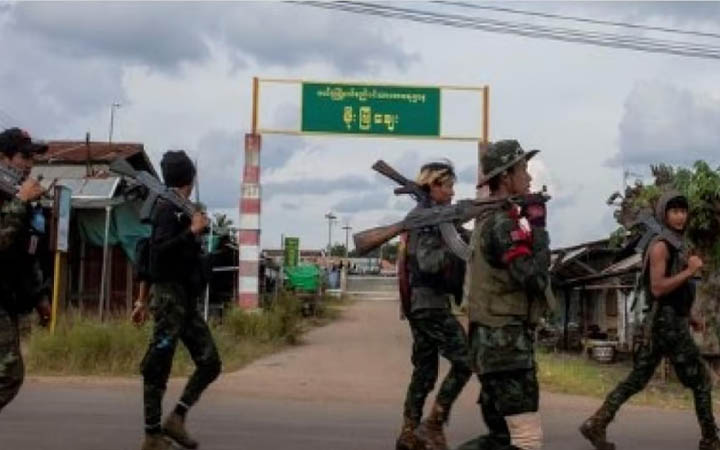 জান্তা সেনাদের উপর চওড়া বিদ্রোহীরা