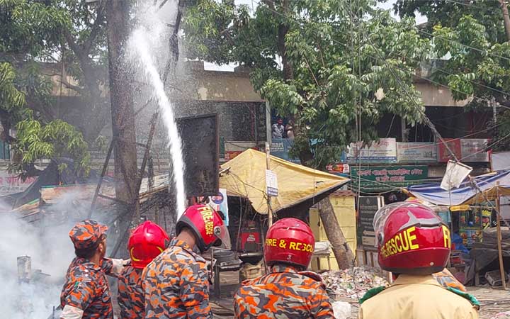 তাপদাহে বিদ্যুতের খুঁটিতে আগুন