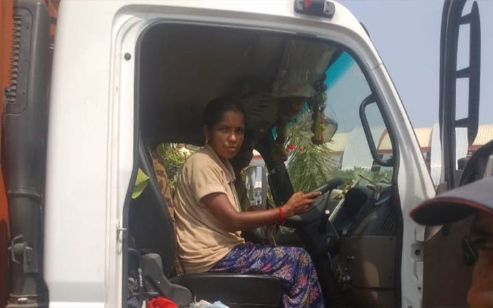 ভারত থেকে পন্য নিয়ে বাংলাদেশে নারী ট্রাকচালক