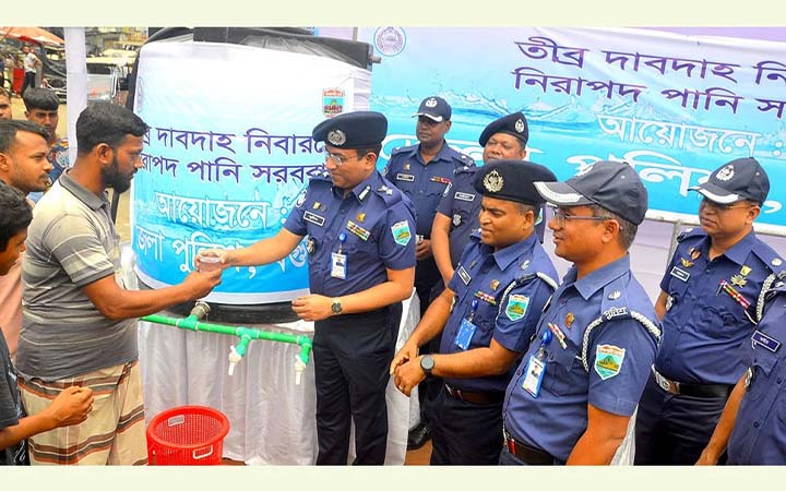 তীব্র দাবদাহে বগুড়ায় পুলিশের পানির বুথ স্থাপন
