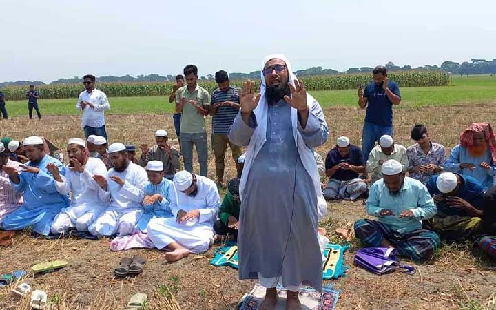ফরিদপুরে বৃষ্টি কামনায় ইসতিসকার নামাজ আদায়