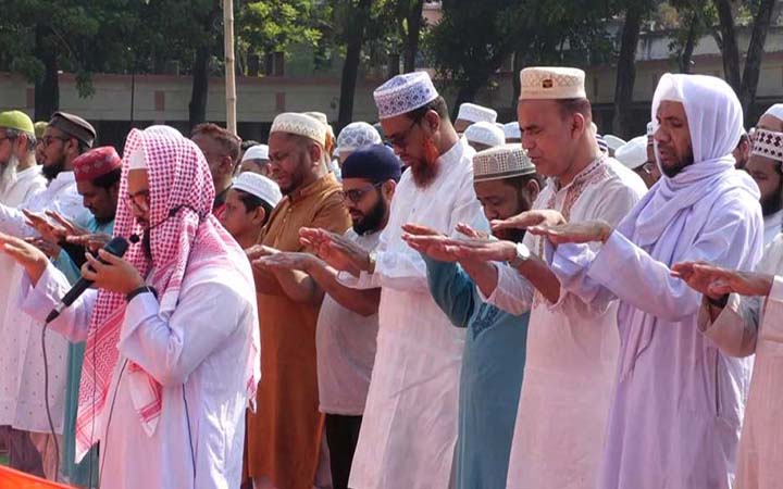 ঝিনাইদহে বৃষ্টির আশায় নামাজ আদায়