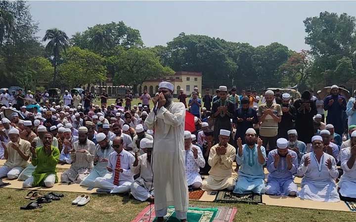 পাবনায় বৃষ্টির জন্য ইসতিসকার নামাজ আদায়