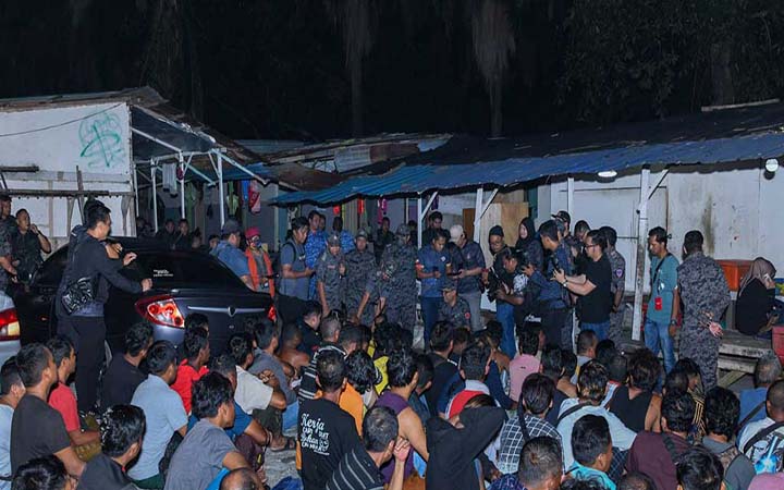 মালয়েশিয়ায় ১৩২ বাংলাদেশি গ্রেপ্তার