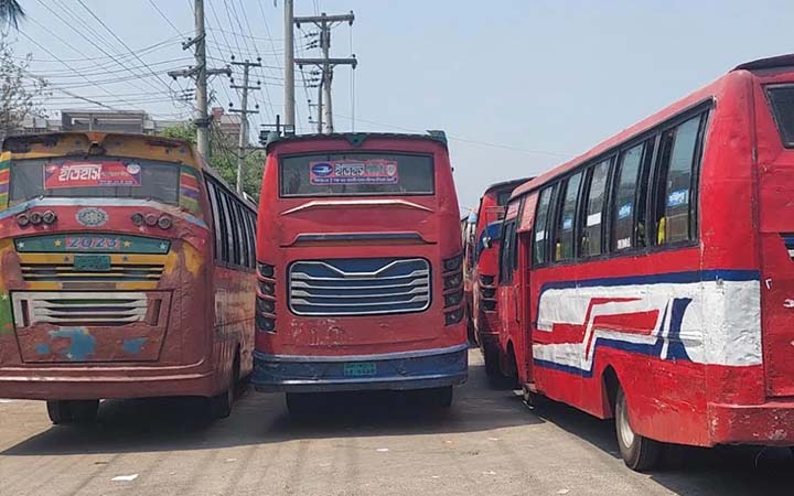 ৬০ হাজার টাকা ক্ষতিপূরণ আদায়ের পর ১০ বাস ছাড়ল জাবি শিক্ষার্থীরা