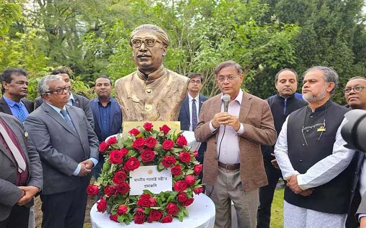 ভিয়েনায় বঙ্গবন্ধুর আবক্ষ ভাস্কর্য উন্মোচন