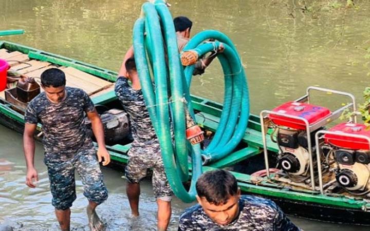 সুন্দরবনের আগুন নেভাতে ৫ বাহিনী