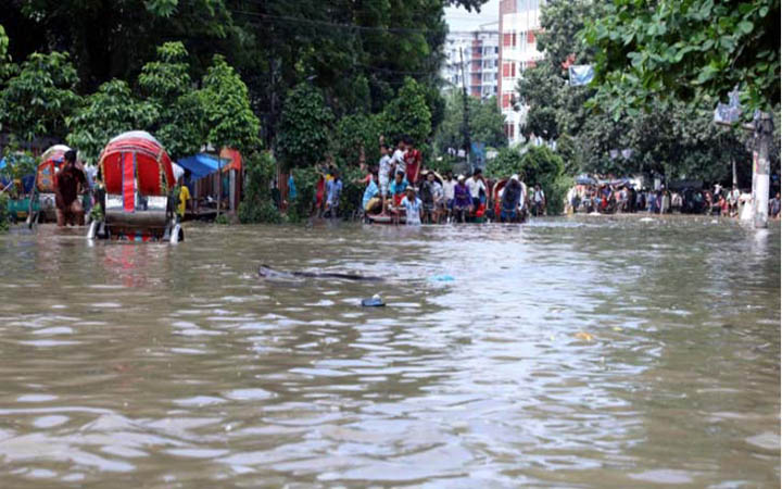 দেড় ঘণ্টার বৃষ্টিতে রাজধানীর বিভিন্ন এলাকায় জলাবদ্ধতা, দুর্ভোগ