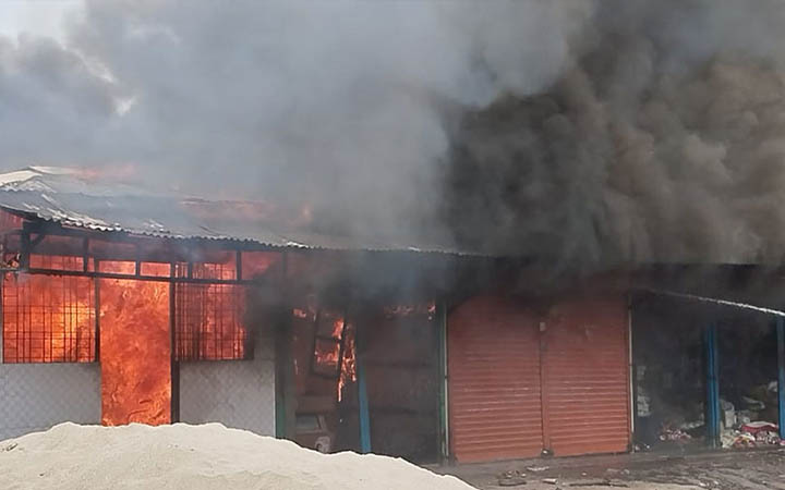 লালমনিরহাটে অগ্নিকাণ্ডে পুড়ে গেল ২৫ দোকান