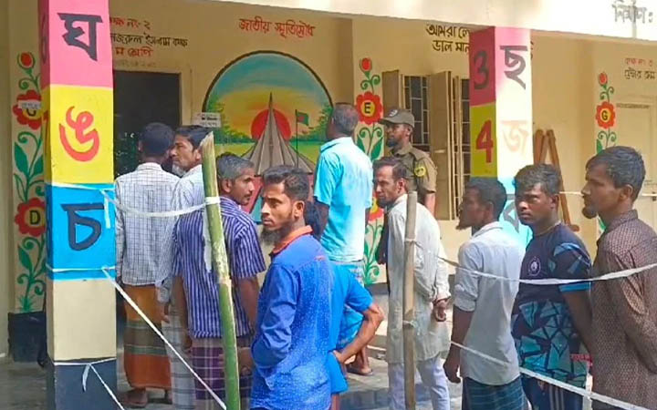 পিরোজপুরে দ্বিতীয় ধাপের উপজেলা নির্বাচনের ভোটগ্রহণ চলছে