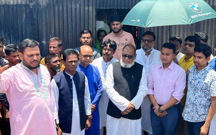 গাজীপুরে আগুনে ক্ষতিগ্রস্ত পরিবারে সহায়তা দিলেন মন্ত্রী