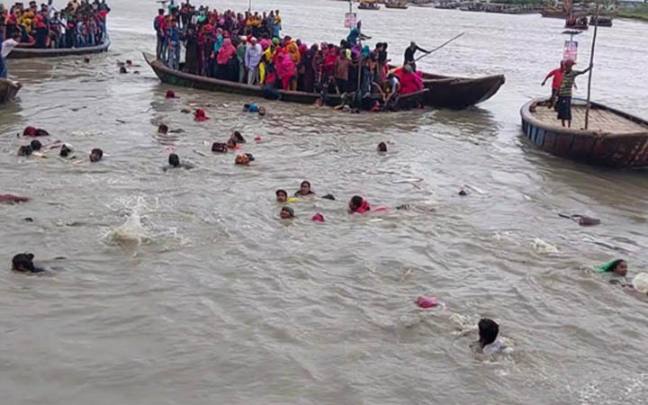 বাগেরহাটের মোংলায় ৬০ যাত্রী নিয়ে নৌকাডুবি
