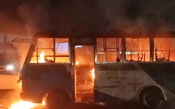 গাজীপুরে সড়ক দুর্ঘটনায় নারীর মৃত্যুর গুজবে বাসে আগুন