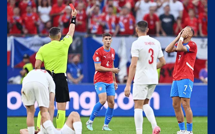দুই লাল কার্ডে কাবু চেক প্রজাতন্ত্রকে বিদায় করে নকআউটে তুরস্ক