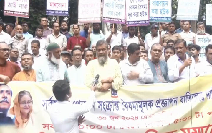 পূর্ণদিবস কর্মবিরতিতে ঢাবির কর্মকর্তা-কর্মচারীরা