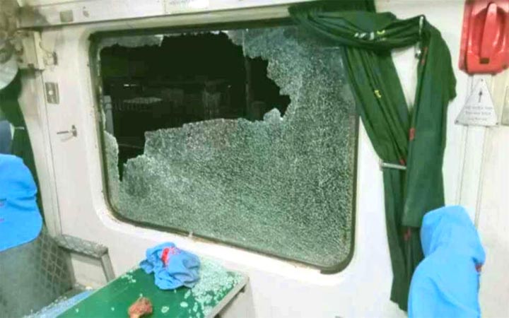 নোয়াখালীতে চলন্ত ট্রেনে হামলা
