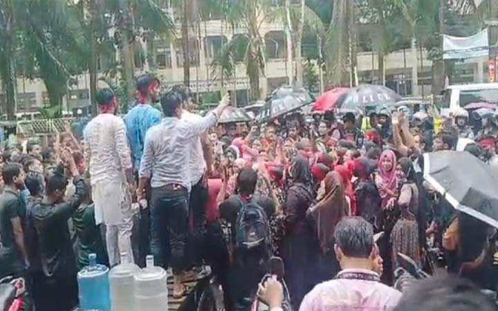 চাঁদপুরে ‘মার্চ ফর জাস্টিস’ সমর্থনে শিক্ষার্থীদের বিক্ষোভ