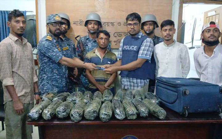 সড়কে লাগেজভর্তি গাঁজা উদ্ধার করলেন শিক্ষার্থীরা
