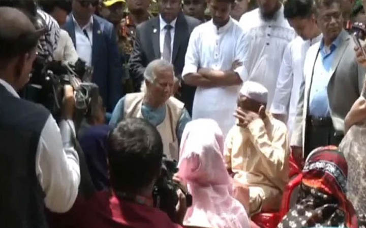 ড. ইউনূসকে পেয়ে কান্নায় ভেঙে পড়লেন আবু সাঈদের বাবা-মা