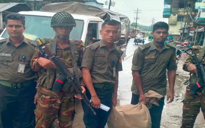 ব্যাংকে টাকা পৌঁছে দিল সেনাবাহিনী, লুট হওয়া অস্ত্র উদ্ধার