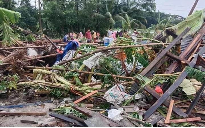 নোয়াখালীতে টর্নেডোয় ১১ বসতঘর বিধ্বস্ত