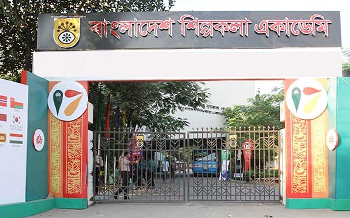 বন্যার্তদের পাশে শিল্পকলা একাডেমির কর্মকর্তা-কর্মচারীরা