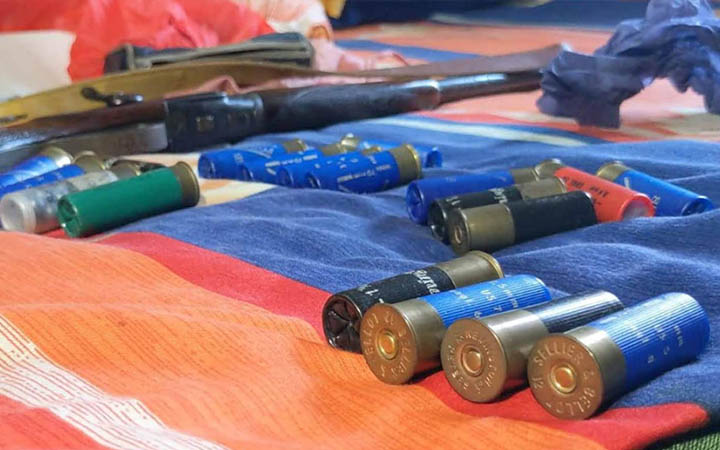 বাগেরহাটে আ.লীগ নেতার বাড়ি থেকে অস্ত্র-গুলি উদ্ধার