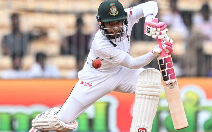 দিনের শুরুতেই সাজঘরে ফিরলেন মুশফিক