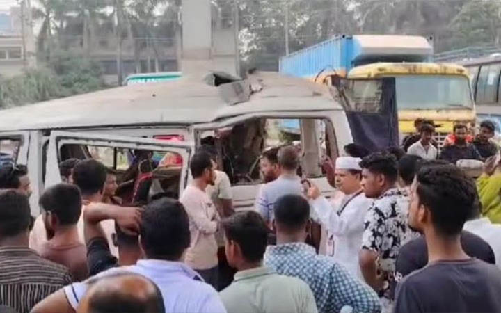 মাইক্রোবাসের গ্যাস সিলিন্ডার বিস্ফোরণে নিহত ১