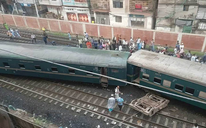 গোপীবাগে কমিউটার ট্রেন লাইনচ্যুত, আটকা ‘সুন্দরবন এক্সপ্রেস’