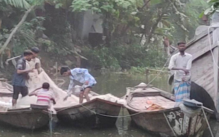 চাঁদপুরে ইলিশ শিকারে জেলেদের নদীতে নামার প্রস্তুতি