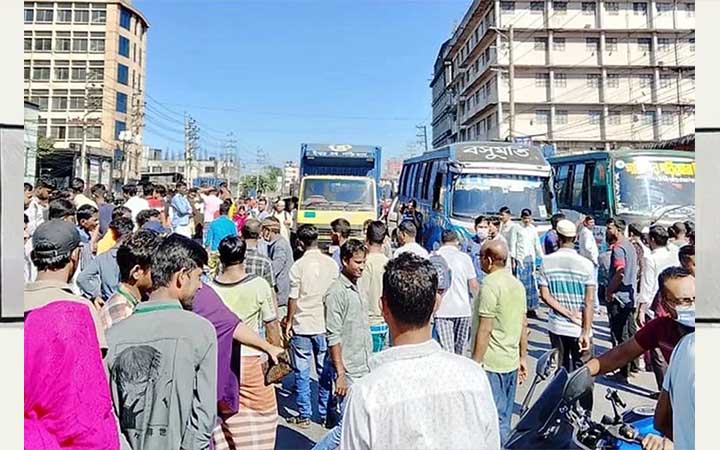 বেতনের দাবিতে গাজীপুরে মহাসড়ক অবরোধ পোশাক শ্রমিকদের