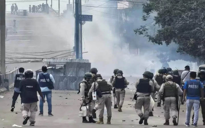 অশান্ত মণিপুরে আরো ৭ দিন বন্ধ মোবাইল ইন্টারনেট