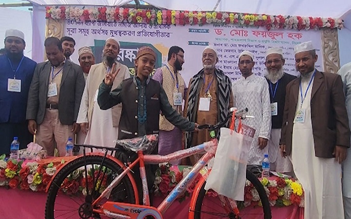 জামাতে নামাজ পড়ে সাইকেল পেল শিশু-কিশোররা