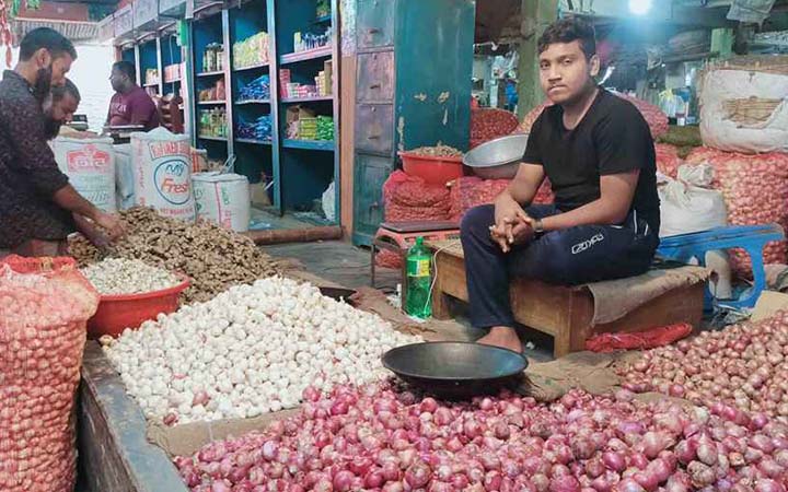 হিলিতে কমেছে বেশ কিছু নিত্যপণ্যের দাম