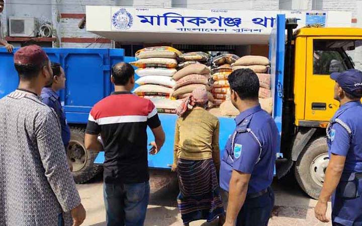 ধাওয়া করে চুরি করা চালসহ পিকআপ ভ্যান ধরল পুলিশ