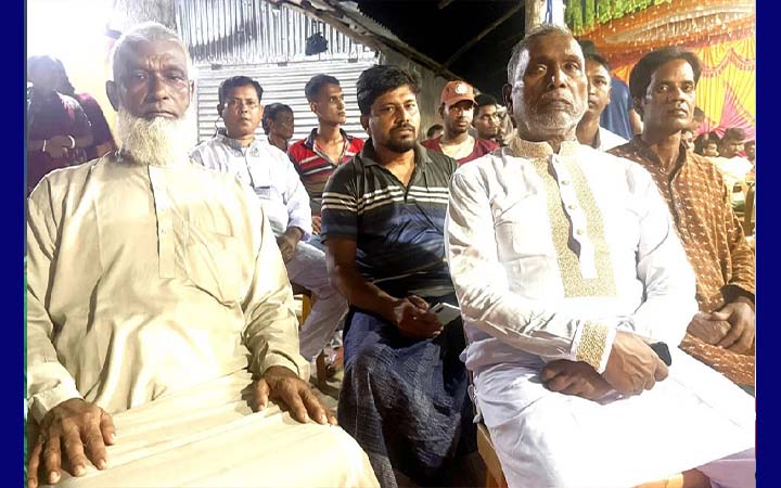 নওগাঁয় দুর্গাপূজার মণ্ডপ পাহারায় বিএনপি নেতারা