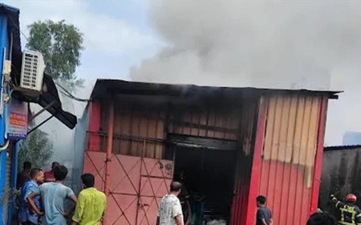 টঙ্গীতে ঝুট গোডাউনে আগুন, পুড়ে গেছে মালামাল