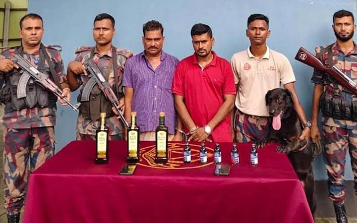 যশোর সীমান্তে এক ভারতীয়সহ দুই চোরাকারবারি আটক