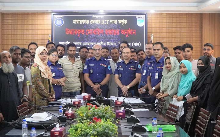 নারায়ণগঞ্জে ৬১টি হারানো মোবাইল ফিরিয়ে দিল পুলিশ