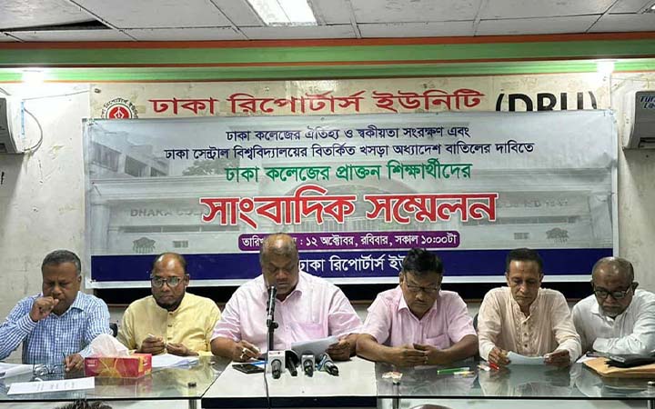 Tirik ilon mushukning ichiga sudraladi Katta sikdan juda kop sperma