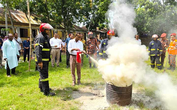 কুমারখালীতে ভূমিকম্প ও অগ্নিকাণ্ড বিষয়ক সচেতনতামূলক মহড়া অনুষ্ঠিত