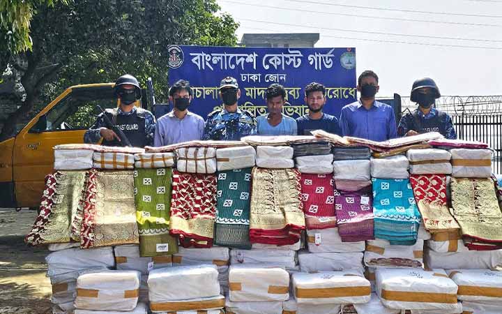 নারায়ণগঞ্জে কোটি টাকার মূল্যের ভারতীয় শাড়িসহ আটক ২