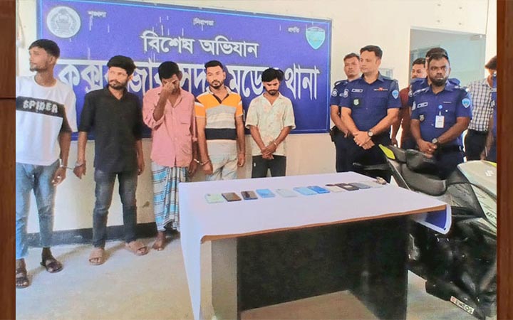 পর্যটকদের টার্গেট করে ছিনতাই করেন তারা