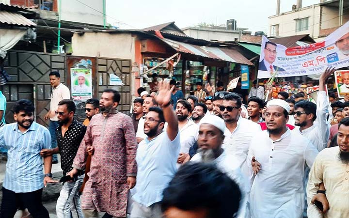 সিদ্ধিরগঞ্জে বিএনপির ৩১ দফার লিফলেট বিতরণ