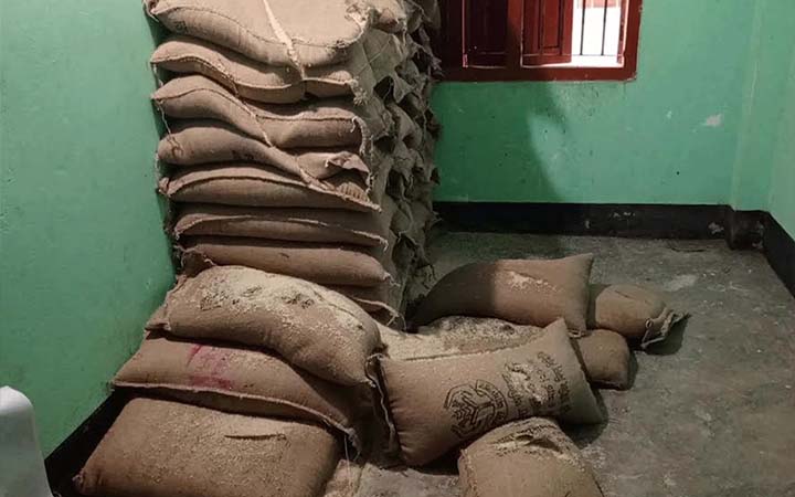 গাংনীতে ইউনিয়ন পরিষদের ভবন ভাঙচুর ও চাল লুটের অভিযোগ