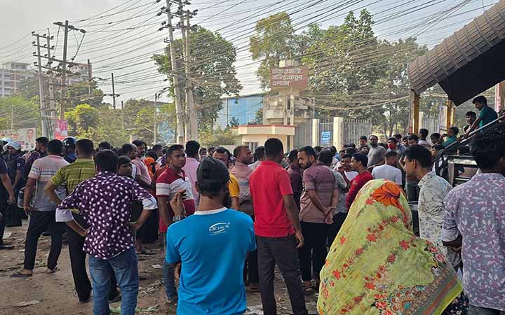 সাভারে বকেয়া বেতনের দাবিতে শ্রমিকদের সড়ক অবরোধ