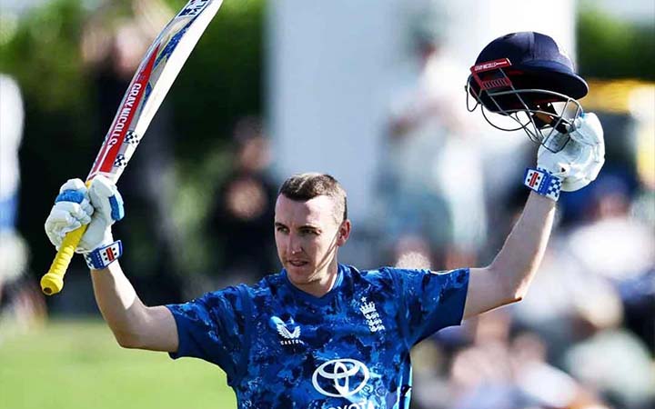 ধ্বংসস্তূপে দাঁড়িয়ে ব্রুকের বিধ্বংসী সেঞ্চুরি