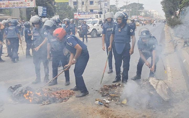 শ্রীপুরে কারখানা খুলে দেয়ার দাবিতে শ্রমিকদের বিক্ষোভ, সাউন্ড গ্রেনেড নিক্ষেপ